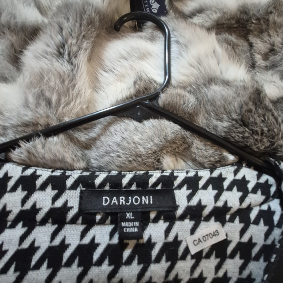 Stylish Black and White Houndstooth Blazer - Picture 3 of 4